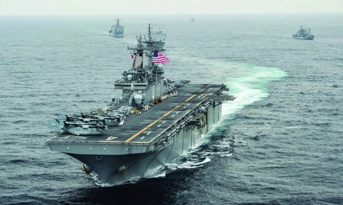 Tàu tấn công đổ bộ USS Boxer của Mỹ đi qua Vùng Vịnh. Ảnh: AFP/TTXVN