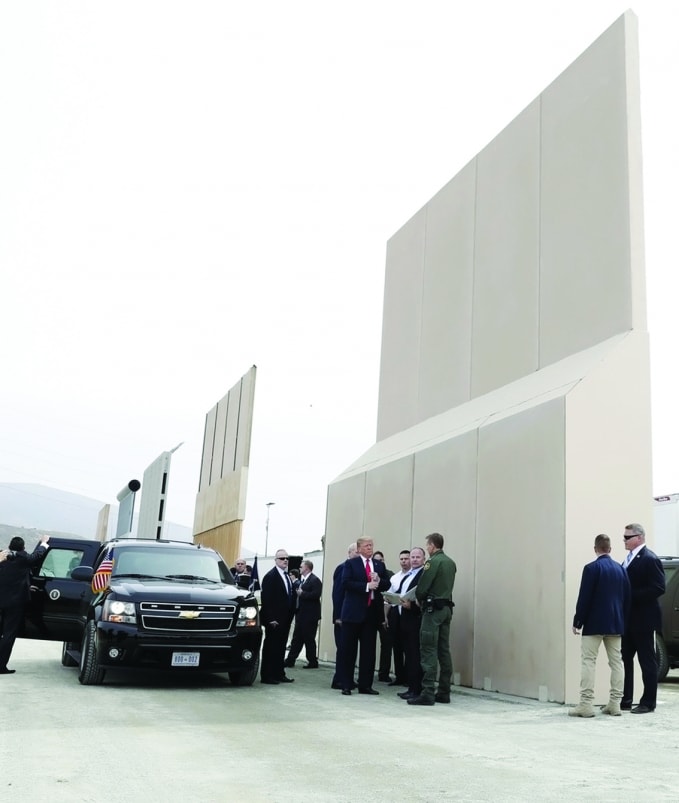 Tổng thống Trump đi thị sát mẫu tường biên giới ngăn Mỹ-Mexico.