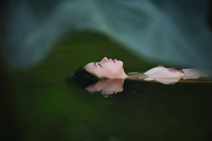Cảnh bán nude gây tranh cãi trong phim “Vợ ba”.