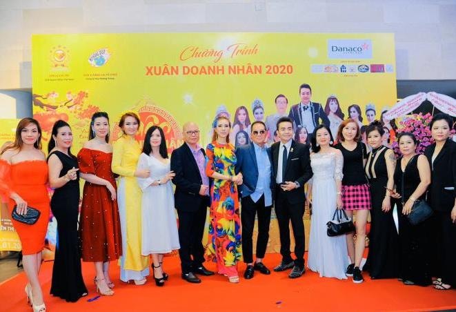 Một số khách mời chụp hình lưu niệm