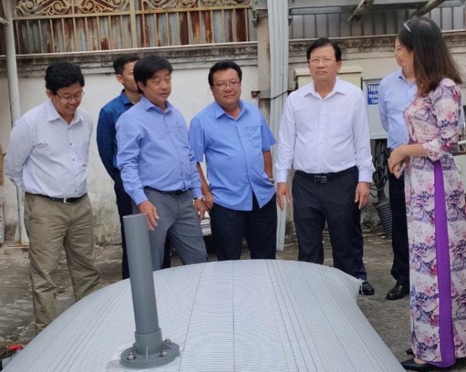 Phó Thủ tướng Chính phủ Trịnh Đình Dũng tham quan các mô hình trữ nước chống hạn mặn.
