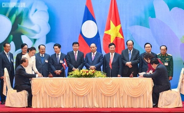 Thủ tướng Nguyễn Xuân Phúc và Thủ tướng Lào Thongloun Sisoulith chứng kiến Lễ ký kết các văn bản hợp tác trong năm 2019. Ảnh: VGP