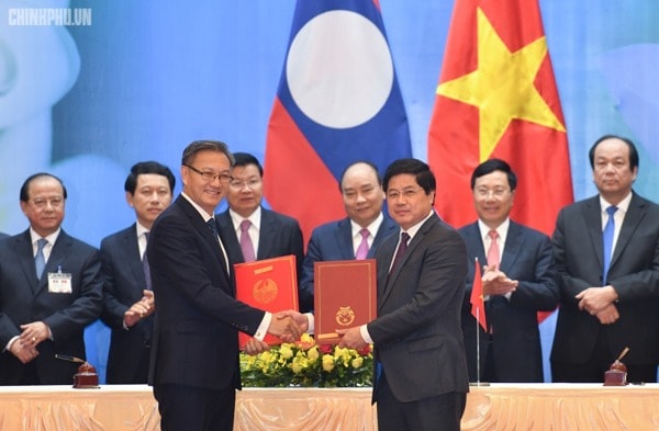 Đại diện Chính phủ Việt Nam và Chính phủ Lào ký kết các văn bản hợp tác. Ảnh: VGP