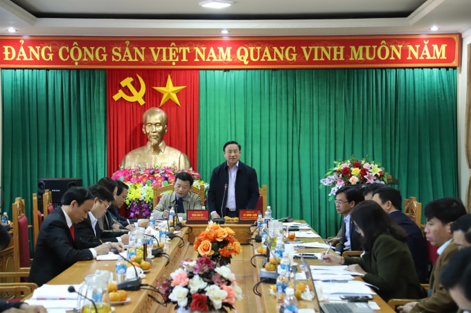 Ông Lê Đình Sơn – Bí thư Tỉnh ủy Hà Tĩnh làm việc với lãnh đạo huyện Hương Sơn kiểm tra phương án sáp nhập xã