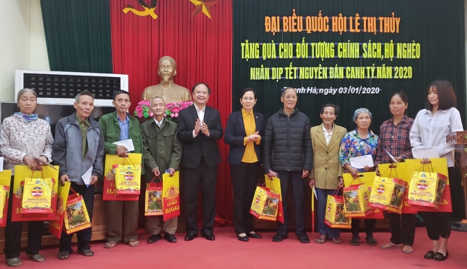 Đoàn đại biểu trao quà cho các gia đình tại huyện Thanh Hà, Hải Dương.