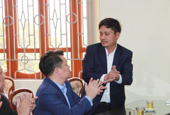 Nhà báo Lê Trần Nguyên Huy – Ủy viên Ban Chấp hành Hội Nhà báo Việt Nam, Tổng Biên tập báo Nhà báo & Công Luận đồng hành cùng đoàn đại biểu.