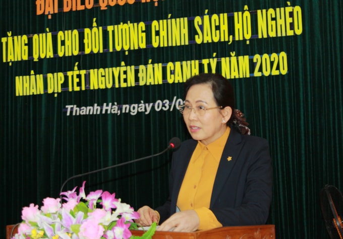 Bà Lê Thị Thủy - Ủy viên TƯ Đảng, Bí thư Tỉnh ủy Hà Nam, Đại biểu Quốc hội khóa 14 phát biểu tại lễ trao quà ở huyện Thanh Hà.
