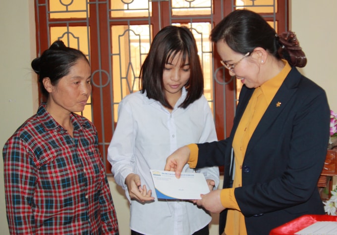Bà Lê Thị Thủy trao quà cho các gia đình chính sách tại huyện Thanh Hà, tỉnh Hải Dương.