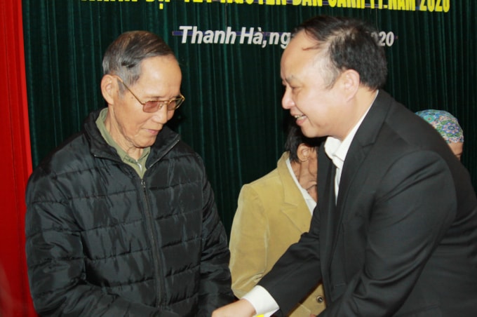Đại diện Tổng công ty đầu tư phát triển nhà và đô thị Nam Hà Nội trao quà cho các gia đình có hoàn cảnh khó khăn.