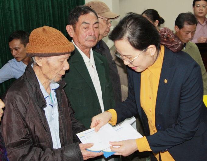 Bà Lê Thị Thủy trao quà cho các gia đình chính sách tại huyện Kim Thành, tỉnh Hải Dương.
