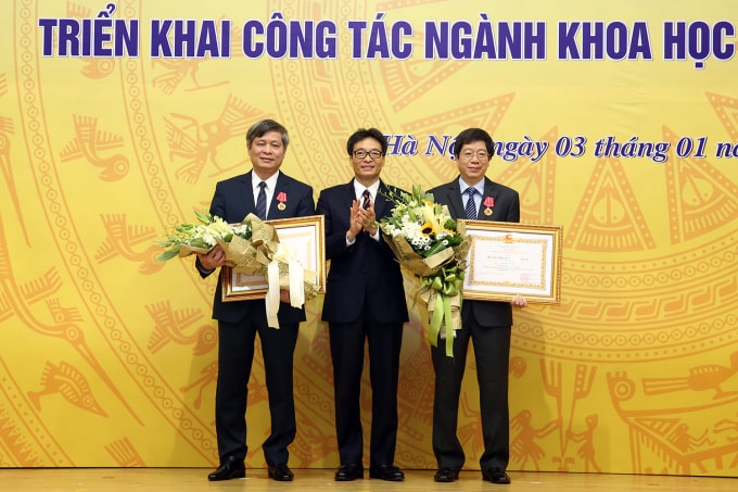 Phó Thủ tướng Vũ Đức trao Huân chương Lao động các hạng cho nguyên Thứ trưởng Bộ Khoa học và và Công nghệ Trần Quốc Khánh, Thứ trưởng Bộ Khoa học và Công nghệ Nguyễn Công Tạc. Ảnh: VGP