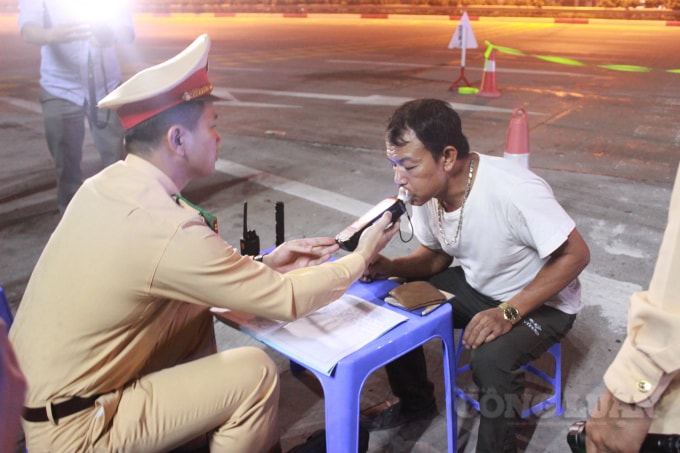 Lực lượng CSGT cả nước tăng cường kiểm tra, xử lý các trường hợp vi phạm trật tự an toàn giao thông, đặc biệt là vi phạm nồng độ cồn