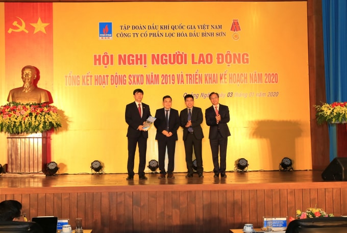 Phó Tổng Giám đốc PVN, Chủ tịch HĐQT BSR Lê Xuân Huyên chúc mừng Tổ mua dầu thô nước ngoài.