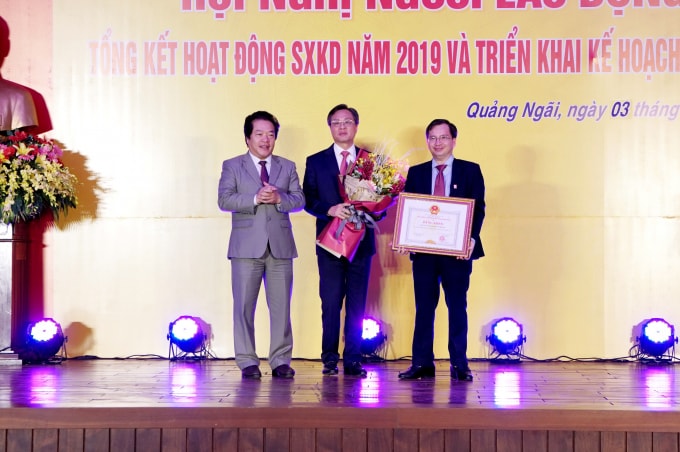 UBND tỉnh Quảng Ngãi tặng Bằng khen cho Công ty Cổ phần Lọc hóa dầu Bình Sơn đã có thành tích đạt mốc 20 triệu giờ công an toàn không có tai nạn mất ngày công.