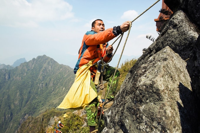 Đu dây nhặt rác tại Sun World Fansipan Legend.