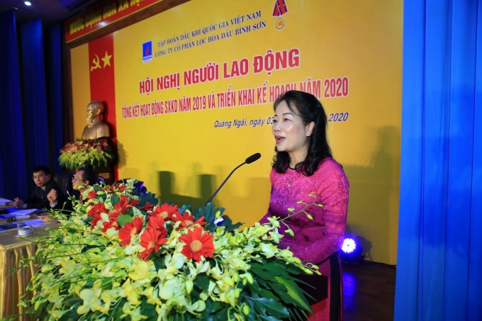 Chủ tịch Công đoàn cơ sở BSR Khuất Thị Lê báo cáo nội dung Hội nghị người lao động BSR phiên thứ nhất.