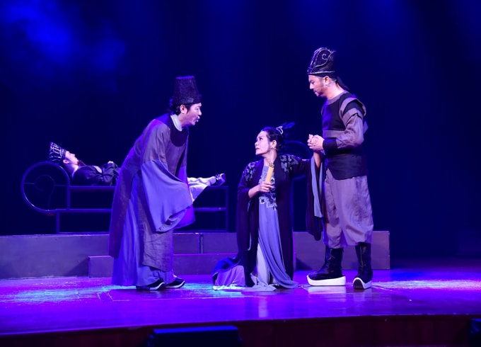 Vở kịch đưa khán giả trở về thời khắc lịch sử điển hình cho sự suy thoái và phân hóa xã hội.