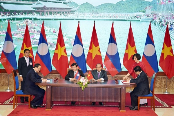 Hai Thủ tướng chứng kiến đại diện hai nước ký kết văn kiện hợp tác. Ảnh: VGP