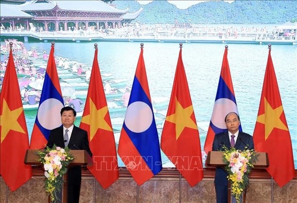 Thủ tướng Nguyễn Xuân Phúc và Thủ tướng Lào Thongloun Sisoulith gặp gỡ báo chí sau khi kết thúc Kỳ họp. Ảnh: TTXVN