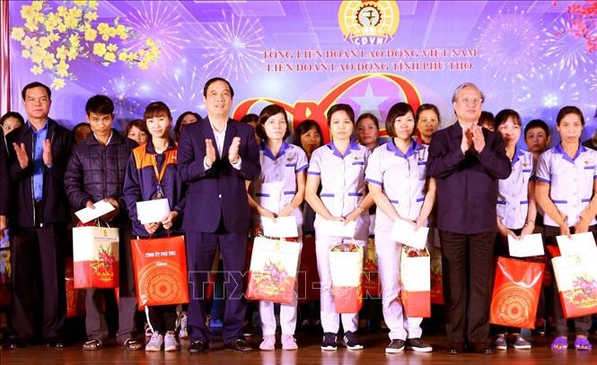 Thường trực Ban Bí thư Trần Quốc Vượng cùng đoàn công tác thăm hỏi và tặng quà công nhân có hoàn cảnh khó khăn của Công ty Trách nhiệm hữu hạn JNTC VINA. Ảnh: TTXVN.