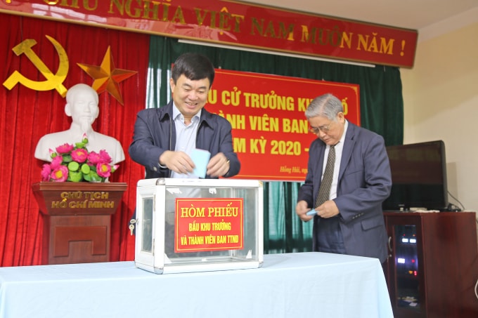 Đồng chí Ngô Hoàng Ngân, Phó Bí thư Thường trực Tỉnh ủy, bỏ phiếu bầu khu trưởng tại khu phố 8, phường Hồng Hải, TP Hạ Long