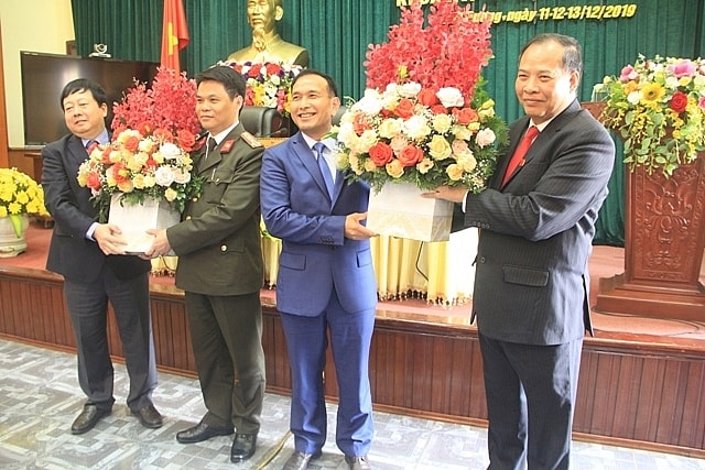 Lãnh đạo tỉnh Hải Dương chúc mừng ông Lưu Văn Bản (Ảnh: Công TTĐT tỉnh Hải Dương)