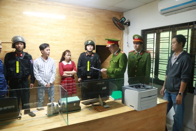 Cơ quan CSĐT Công an Thừa Thiên Huế đọc lệnh bắt khẩn cấp đối tượng Nguyễn Duy Dương.