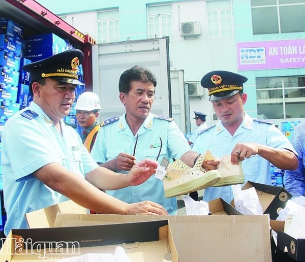 Hải quan Việt Nam kiên quyết đấu tranh ngăn chặn hành vi lợi dụng xuất xứ hàng hóa. Ảnh: Báo Hải quan