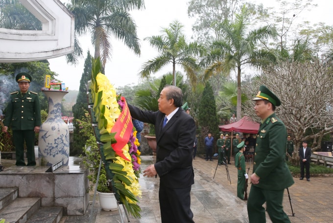 Phó Thủ tướng Trương Hòa Bình dâng hương tại nghĩa trang quốc gia Vị Xuyên, tỉnh Hà Giang. Ảnh: VGP