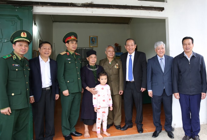Phó Thủ tướng Trương Hòa Bình thăm và chúc Tết gia đình chính sách trong tỉnh. Ảnh: VGP