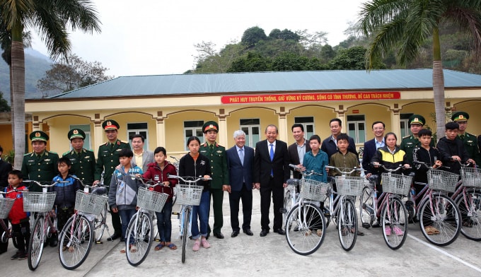 Phó Thủ tướng Trương Hòa Bình tặng quà cho gia đình chính sách và xe đạp cho học sinh hiếu học. - Ảnh: VGP