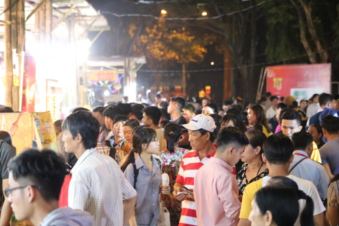 Lễ hội thu hút đông đảo người dân tới tham quan. Ảnh: Báo Dân sinh