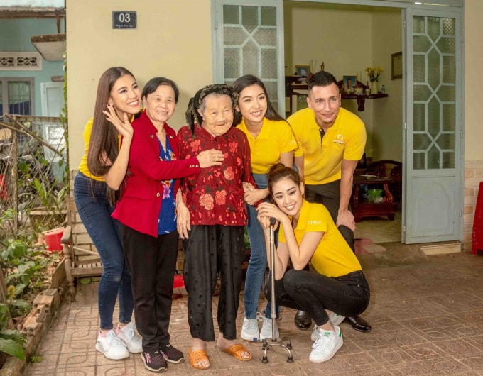 Mẹ Việt Nam Anh hùng Phạm Thị Nhược dù đã 99 tuổi nhưng vẫn còn mẫn tuệ, tiếp xúc vui vẻ cùng Top 3 Hoa hậu Hoàn vũ Việt Nam 2019. Ảnh: CK