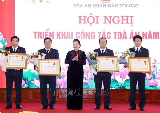 Chủ tịch Quốc hội Nguyễn Thị Kim Ngân trao Bằng khen của Thủ tướng Chính phủ cho các tập thể và cá nhân của Tòa án nhân dân tối cao. Ảnh: TTXVN.