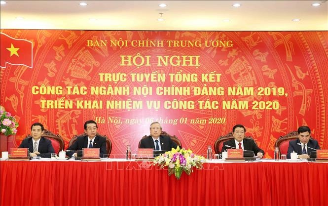 Thường trực ban Bí thư Trần Quốc Vượng và các đồng chí chủ trì hội nghị. Ảnh: TTXVN.