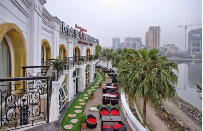 Một góc của nhà hàng Maison ở khu bán đảo hồ Hoàng Cầu mà theo lãnh đạo UBND phường Ô Chợ Dừa là không nhận thấy sai phạm