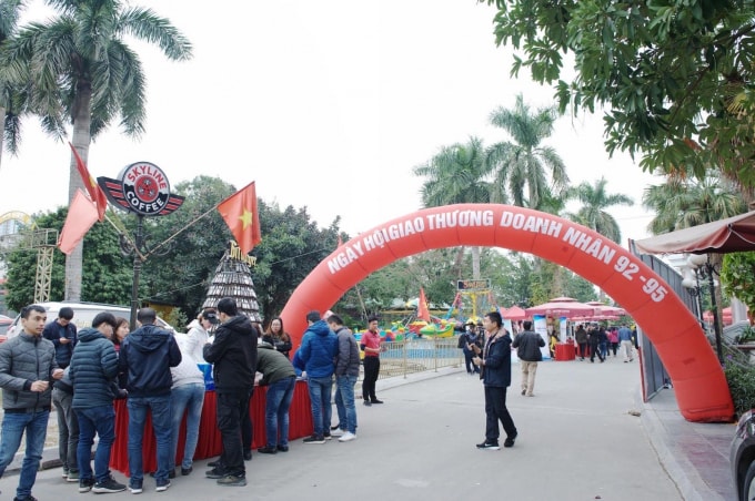 Khu bán đảo hồ Hoàng Cầu luôn nhận được các hợp đồng lớn để tổ chức sự kiện hoành tráng, công khai, nhưng chính quyền địa phương lại...không biết
