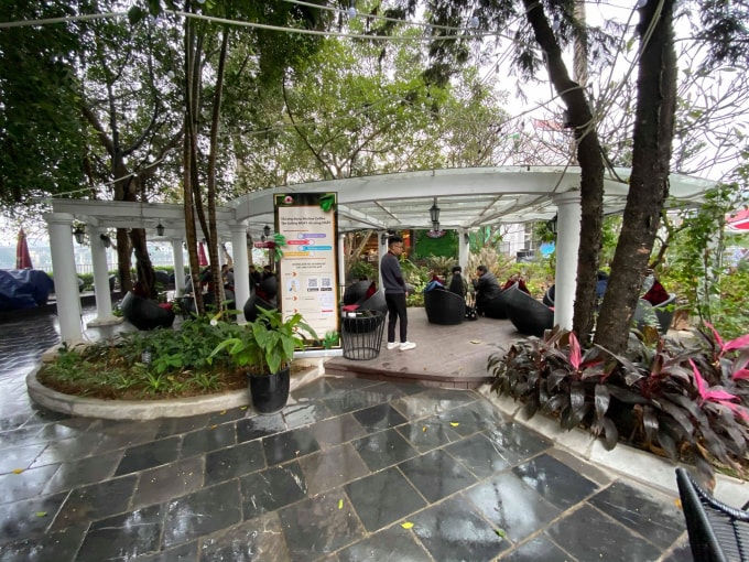 Quán cafe chiếm dụng không gian của người dân