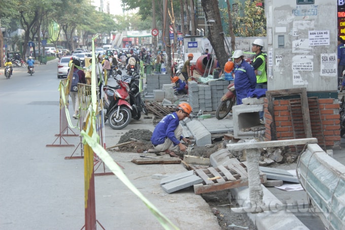 Hàng loạt các tuyến đường phố được cải tạo, sửa chữa vào dịp cuối năm, ảnh hưởng không nhỏ đến cuộc sống sinh hoạt của người dân
