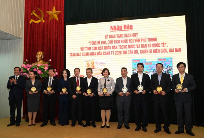 Tổng Biên tập Báo Nhân Dân Thuận Hữu tặng kỷ niệm chương tri ân các đơn vị đồng hành (Ảnh: Duy Linh)