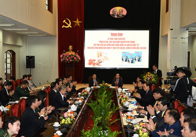 Toàn cảnh buổi lễ trao tặng sách (Ảnh: Duy Linh)