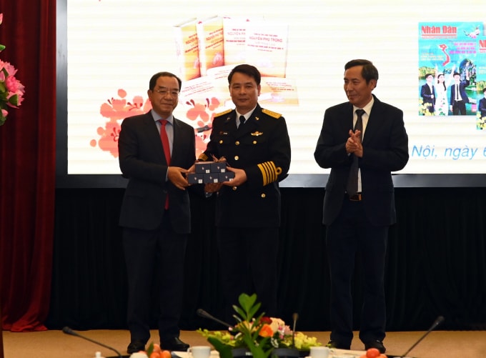 Đồng chí Đào Việt Trung, Chủ nhiệm Văn phòng Chủ tịch nước và đồng chí Thuận Hữu, Tổng Biên tập Báo Nhân Dân trao tặng sách và quà tặng cho đại diện Vùng 4 hải quân (Ảnh: Duy Linh)