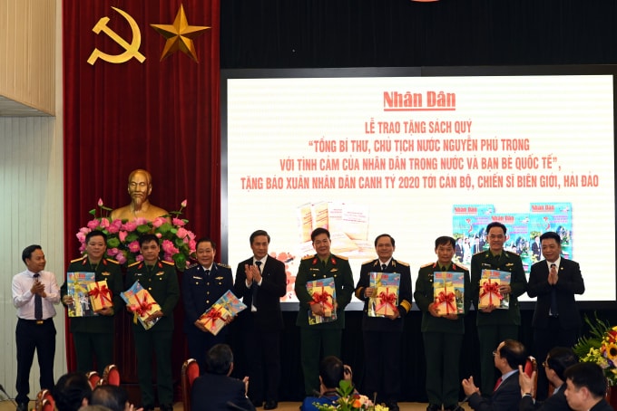 Các đồng chí Phó Tổng Biên tập Báo Nhân Dân trao tặng sách quý và số báo Tết Canh Tý 2020 cho đại diện các đơn vị quân đội. (Ảnh: Duy Linh)