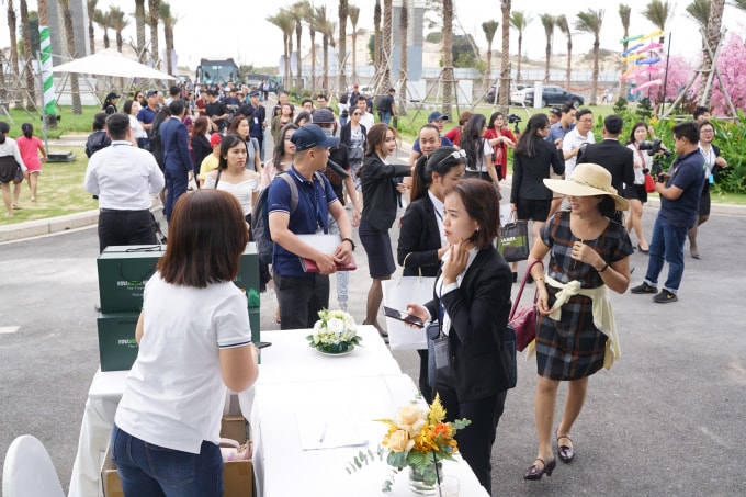 Khách hàng đến tham dự sự kiện tham quan và trải nghiệm nhà mẫu The Tropicana.