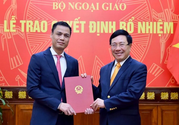 Phó Thủ tướng Phạm Bình Minh trao quyết định cho đồng chí Đặng Hoàng Giang