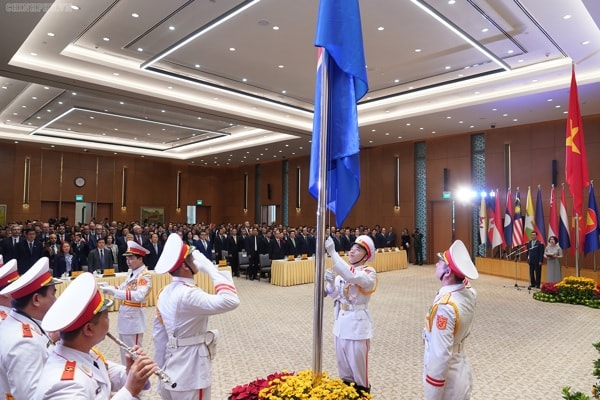 Nghi thức thượng cờ ASEAN. Ảnh: VGP