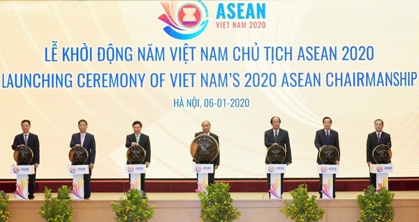 Thủ tướng Nguyễn Xuân Phúc, Phó Thủ tướng Phạm Bình Minh, lãnh đạo một số bộ ngành bấm nút khai trương website ASEAN 2020. Ảnh: VGP