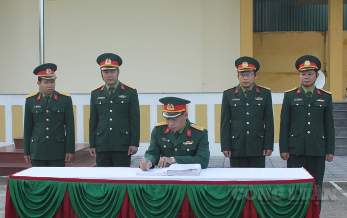 Các đơn vị ký kết giao ước thi đua.
