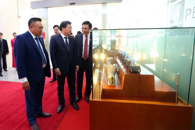 Lãnh đạo PVN giới thiệu với Phó Thủ tướng Trịnh Đình Dũng về kết quả hoạt động của ngành dầu khí. Ảnh: VGP