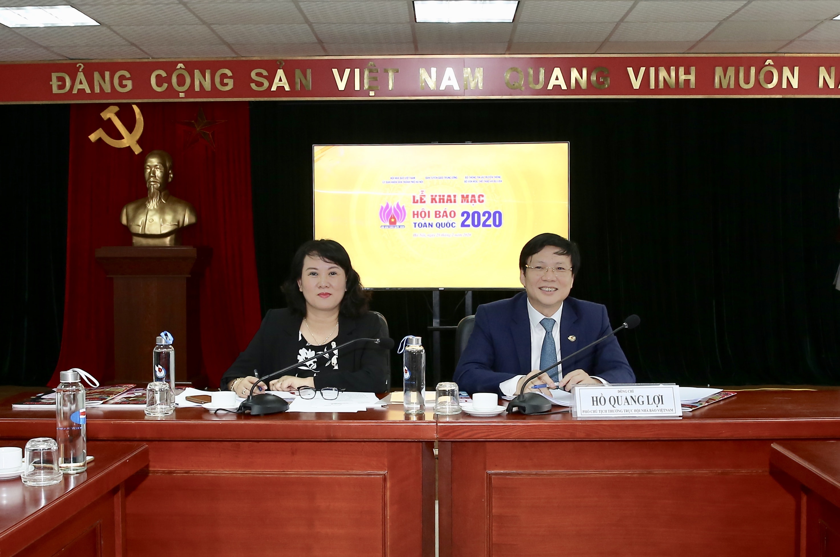 Các đồng chí chủ trì cuộc họp. Ảnh: Sơn Hải
